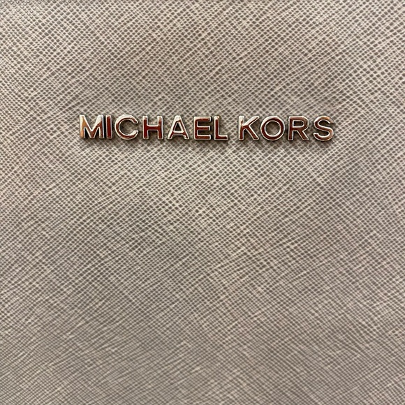 Michael Kors Gray Laptop Case! - Picture 2 of 8